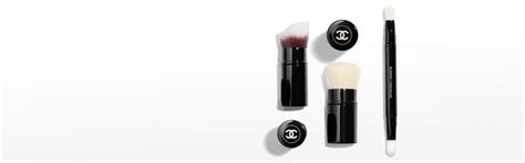 pinceau de maquillage chanel|pinceau eponge teint Chanel.